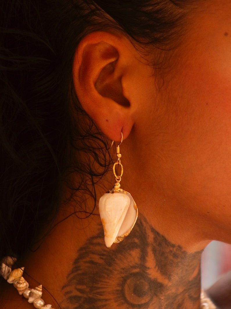 Par de brincos mini concha