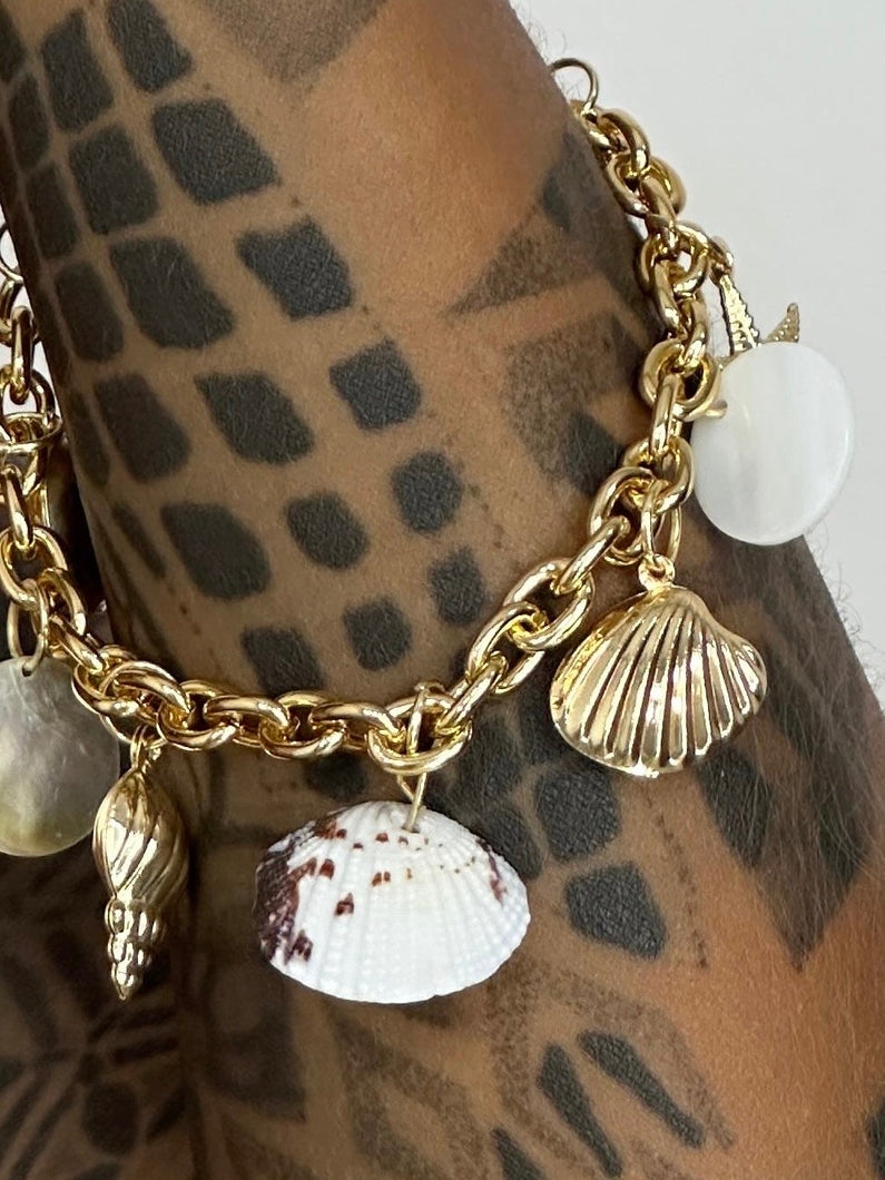Pulseira mix de conchas dourada