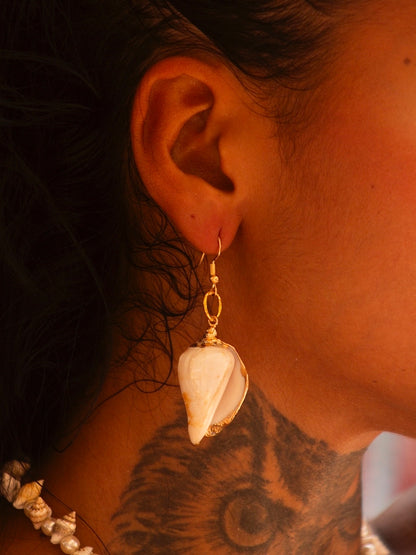 Par de brincos mini concha