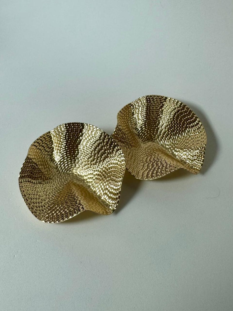 Par de brincos onda de metal