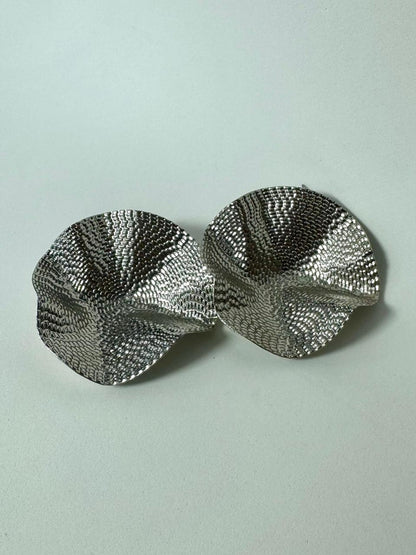 Par de brincos onda de metal